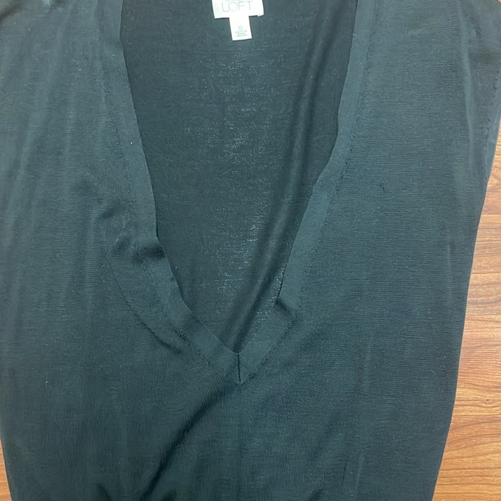 Ann Taylor Loft Sleeveless Black V-Neck Sleeveless Top/Vest size‎ XS - Picture 2 of 4
